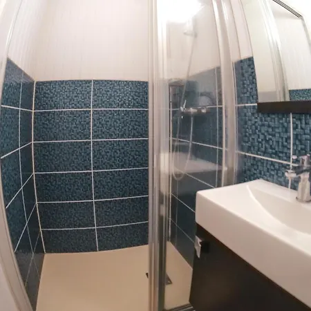 Apartment Grand Proche Quartier De La Pironniere - 4 Personnes